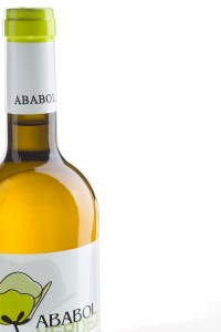 Fotografía de producto de botella de vino Ababol Verdejo, de bodegas Ababol. Fotografía a cargo de Imaxinemos (Vicente Fernández)